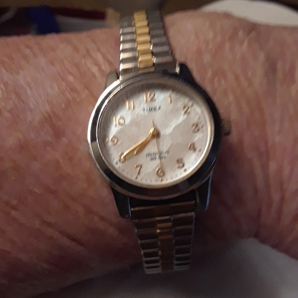 Timex Indiglo , Gold-Tone with NEW BATTERY,  FREE SHIPPING ON BUNDLES OF $25⬆️